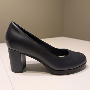 Clark's Bayla Pump Sz 7, Navy